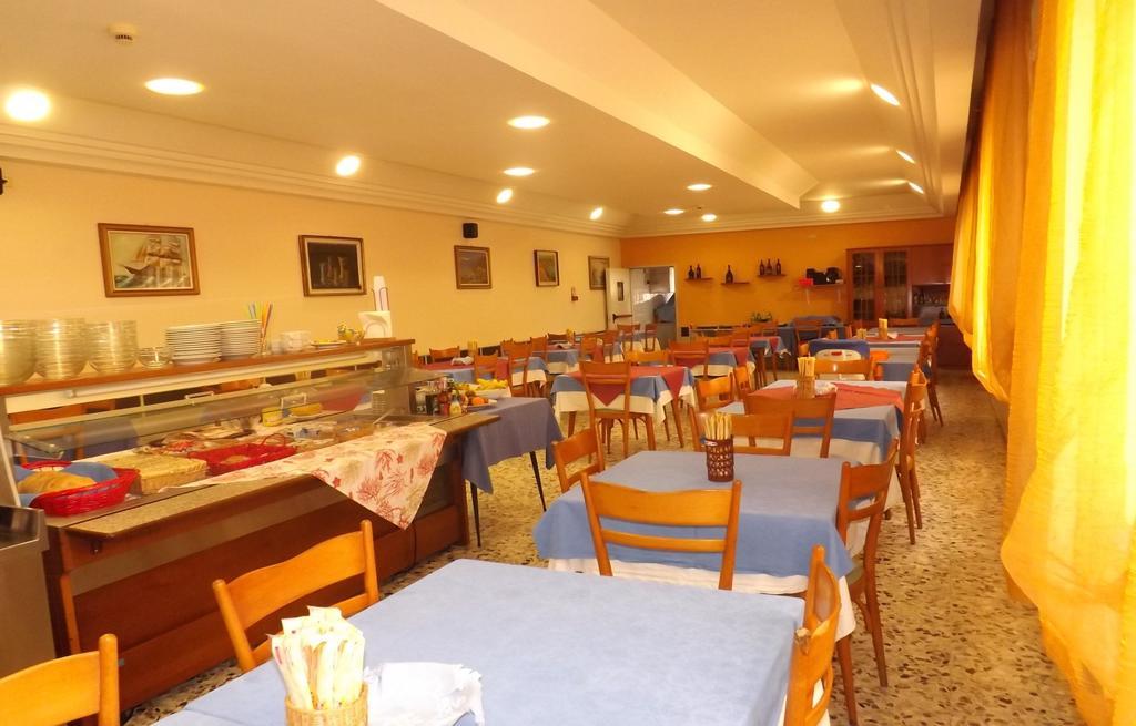 Hotel La Vela Белариа-Игеа Марина Екстериор снимка
