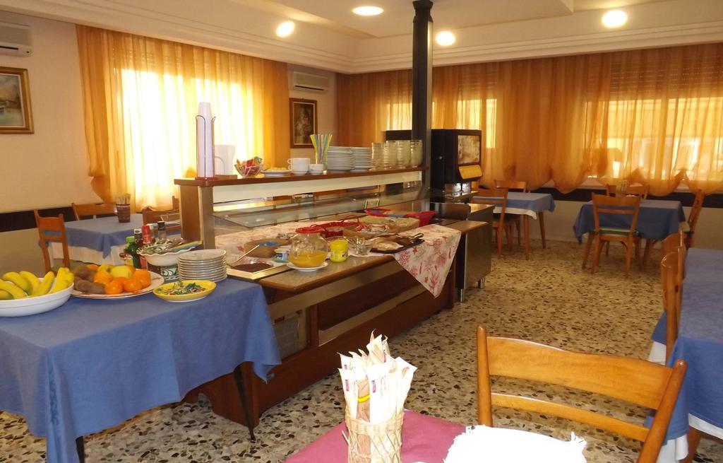 Hotel La Vela Белариа-Игеа Марина Екстериор снимка